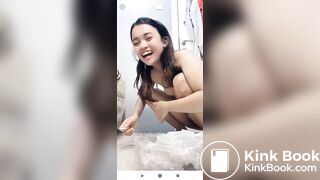 Cewek berak dikamar