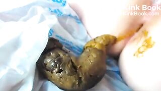 Hot girl shitting - video 44