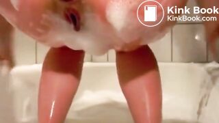 Gostosa cagando no banho