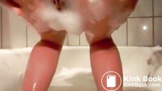 Gostosa cagando no banho