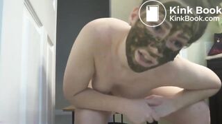 Gostosa cagando e passando no rosto