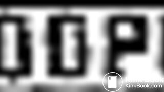 chica haciendo mucha calabaza para este hallowen