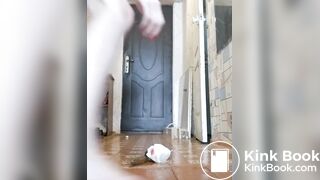 Loirinha magrinha cagando grosso