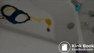 Ela masturbou o vibrador com a merda