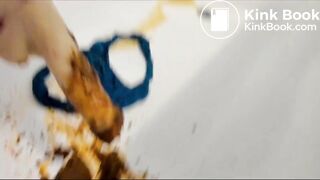 Ela masturbou o vibrador com a merda