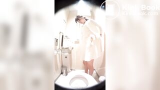 Beautiful Japanese Girl pooping