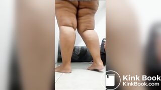 Gordinha gostosa cagando pra você