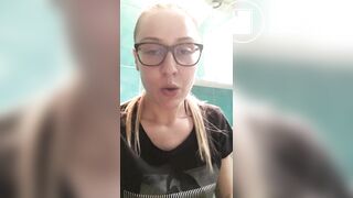 A garota estava desesperada pra cagar