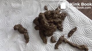 Adolescente caga e mostra sua merda