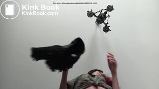 Adolescente caga e mostra sua merda