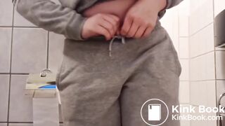 Ela estava apertada e sujou a calcinha