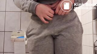 Ela estava apertada e sujou a calcinha