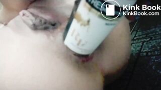 Brasileira cagando e se masturbando