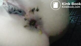 Brasileira cagando e se masturbando