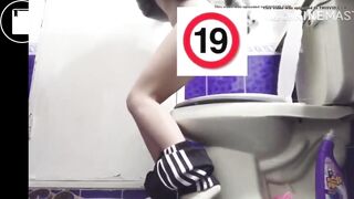 Hot korean girl pooping