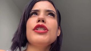 Adolescente latina cagando no vibrador