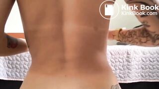 Adolescente latina cagando no vibrador