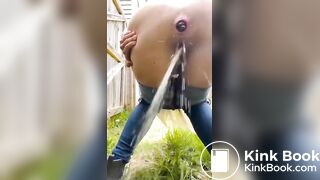 wide ass girl shit a fat turd