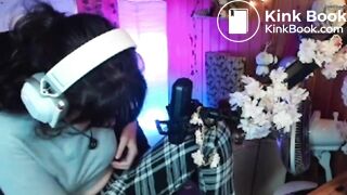 Streamer shits herself in stream