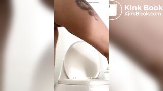 girl spreads her ass fort a nice shit