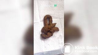 juicy ass pawg squats to shit nice logs & sniffs pile