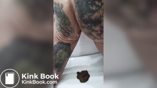 Velha magra tatuada cagando pra você