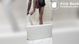 Velha magra tatuada cagando pra você