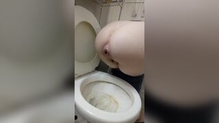 Girl pooping - video 672