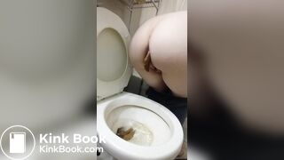 Girl pooping - video 672