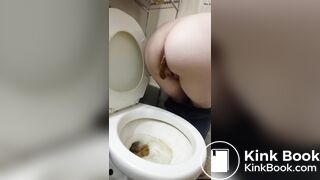 Girl pooping - video 672