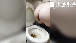 Girl pooping - video 672