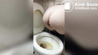 Girl pooping - video 672