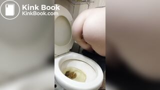 Girl pooping - video 672