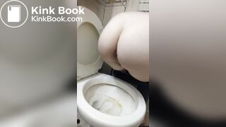 Girl pooping - video 672