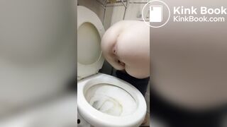 Girl pooping - video 672