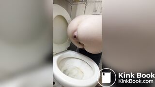 Girl pooping - video 672