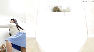 Girl pooping - video 684
