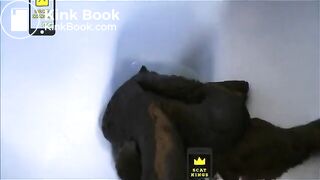 Girl pooping - video 631