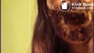 Se masturba chupando su caca gimiendo como animal