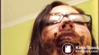 Se masturba chupando su caca gimiendo como animal