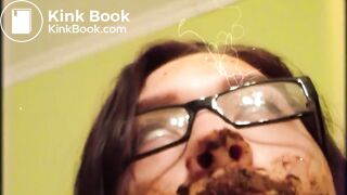 Se masturba chupando su caca gimiendo como animal