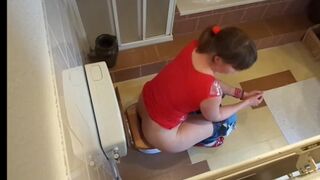 Porn catches mom with wide hips shitting