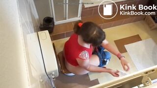 Porn catches mom with wide hips shitting