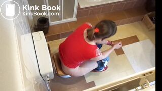 Porn catches mom with wide hips shitting