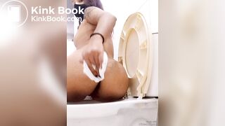 Mesma novinha brasileira sentada em seu trono