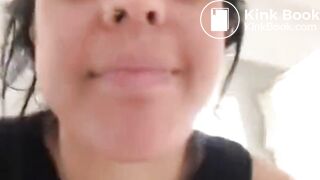 Garota gostosa abrindo o cu e cagando