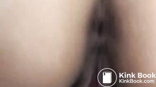 Garota gostosa abrindo o cu e cagando