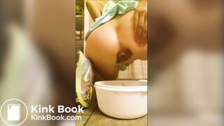 Mature beauty diarrhea in a bucket