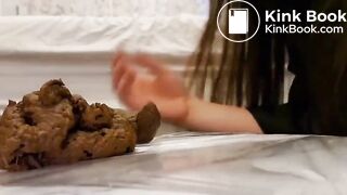 Hot brown hair girl whit big ass shitting a creamy pile