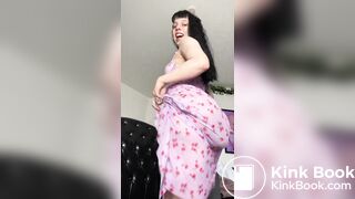 Hot tall girl poops in her skirt